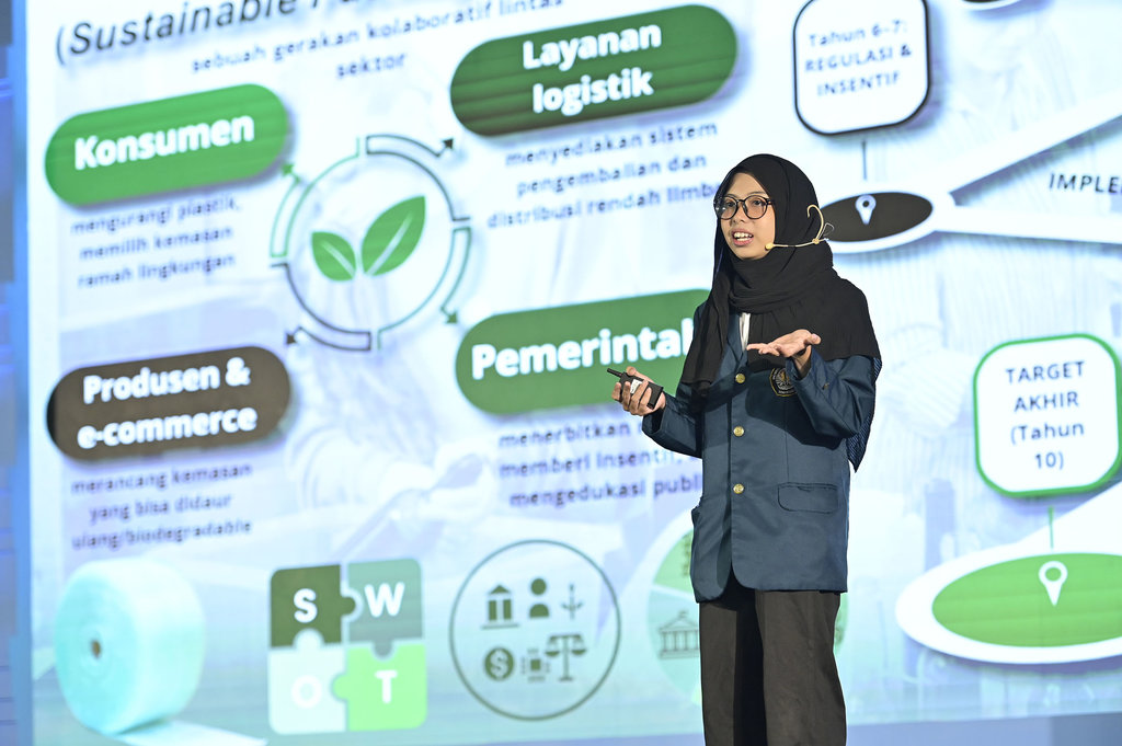 Finalis Almas Fauziyah saat melakukan presentasi di Essay Contest Beswan Djarum 2024/2025. foto/Dok. dok.Bakti Djarum Foundation Almas Fauziyah
