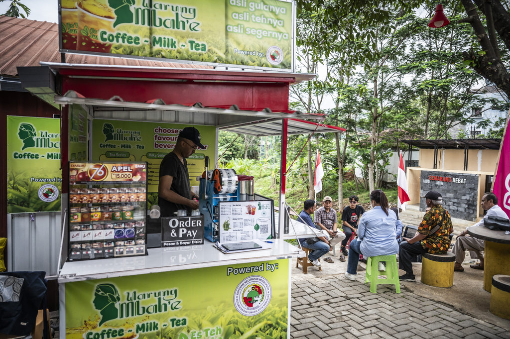 Pekerja membuat minuman di Koperasi Desa (Kopdes) Merah Putih Kelurahan Gedawang, Semarang, Jawa Tengah, Kamis (18/9/2025). ANTARA FOTO/Aprillio Akbar/nz Potensi penyerapan tenaga kerja Kopdes Merah Putih