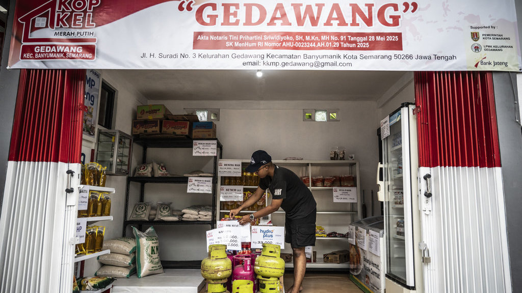 Pekerja merapikan papan informasi harga di Koperasi Desa (Kopdes) Merah Putih Kelurahan Gedawang, Semarang, Jawa Tengah, Kamis (18/9/2025). ANTARA FOTO/Aprillio Akbar/nz Potensi penyerapan tenaga kerja Kopdes Merah Putih