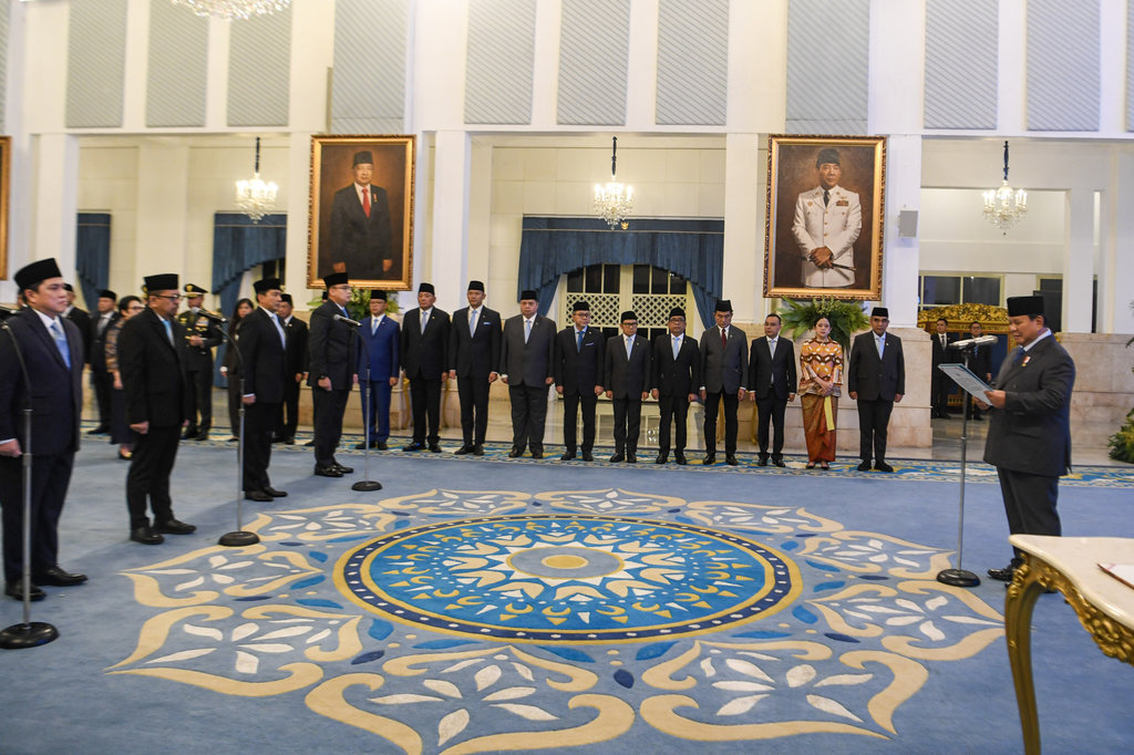 Presiden Prabowo Subianto (kanan) membacakan sumpah jabatan saat melantik menteri dan wakil menteri Kabinet Merah Putih di Istana Negara, Jakarta, Rabu (17/9/2025). ANTARA FOTO/Muhammad Adimaja/rwa. Presiden Prabowo lantik sejumlah menteri