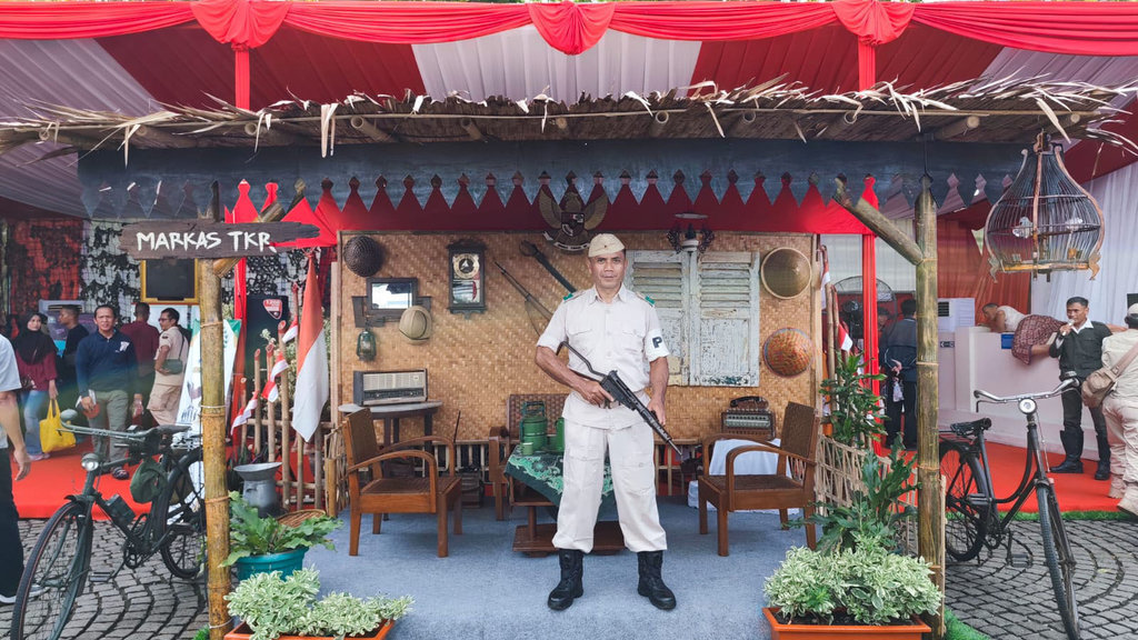 Tentara Nasional Indonesia (TNI) menggelar TNI Fair untuk menyambut HUT TNI ke-80 di kawasan Monas, Jakarta Pusat, Sabtu (20/9/2025). tirto.id/Umay TNI Fair 2025