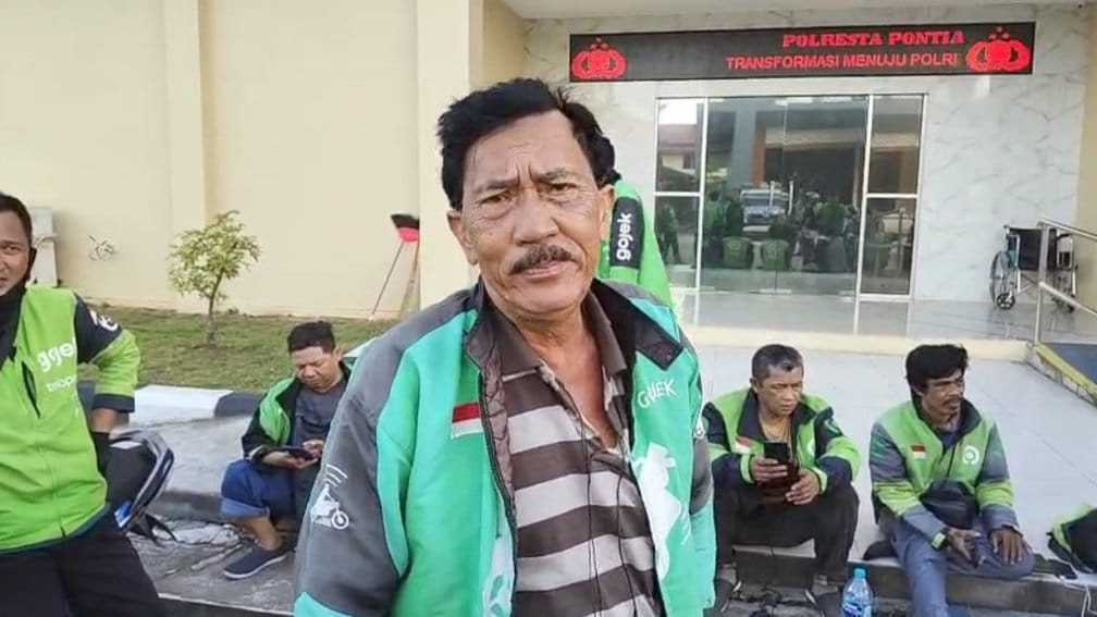 Beberapa teman korban TS saat berada di Polresta Pontianak (20/9/2025) FOTO/Kalbar Info Pemukulan ojol di Pontianak