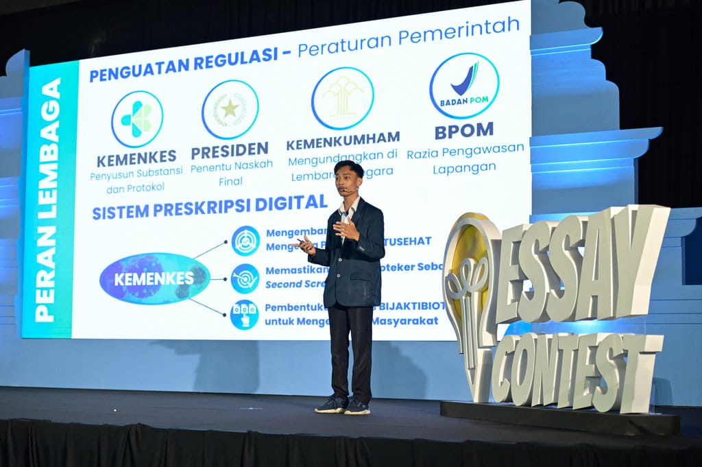 Finalis Syahdad Nabil Mudzaffar saat melakukan presentasi di Essay Contest Beswan Djarum 2024/2025. FOTO/dok.Bakti Djarum Foundation Body artikel Bakti Djarum Foundation 6