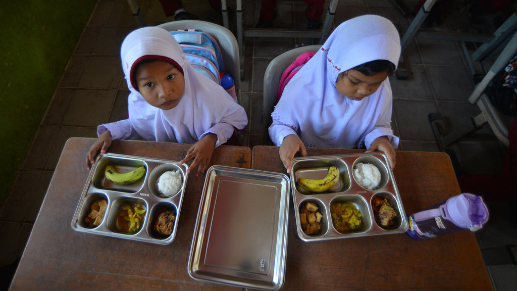 Sejumlah murid menikmati makan bergizi gratis (MBG) di SDN 35 Padang Sarai, Koto Tangah, Padang, Sumatera Barat, Selasa (23/9/2025). Kementerian Keuangan mencatat, hingga 8 September 2025 telah menyalurkan anggaran sebesar Rp13 triliun untuk mendanai program MBG bagi 22,7 juta penerima di seluruh Indonesia, realisasi itu setara 18,3 persen dari pagu APBN 2025 yang ditetapkan pemerintah sebesar Rp71 triliun. ANTARA FOTO/Iggoy el Fitra/nz Realisasi anggaran program MBG September