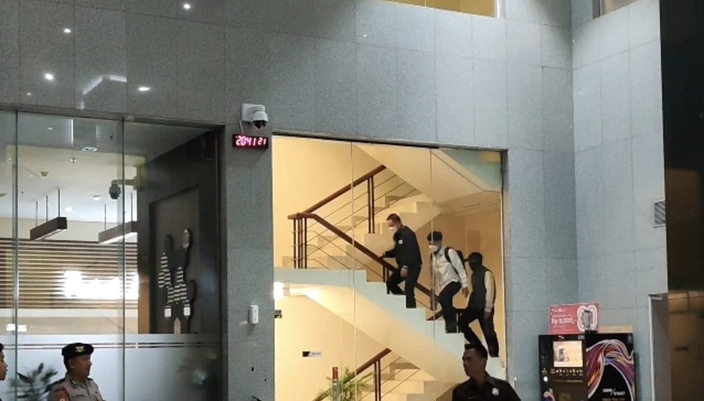 Direktur Utama PT Wahana Adyawarna, Menas Erwin Djohansyah, saat tiba di Gedung Merah Putih KPK, Jakarta Selatan, usai ditangkap terkait kasus dugaan suap pengurusan perkara yang menjerat eks Sekretaris Mahkamah Agung (MA) Hasbi Hasan, Rabu (24/9/2025). tirto.id/Auliya Umayna KPK Tangkap Menas Erwin Djohansyah