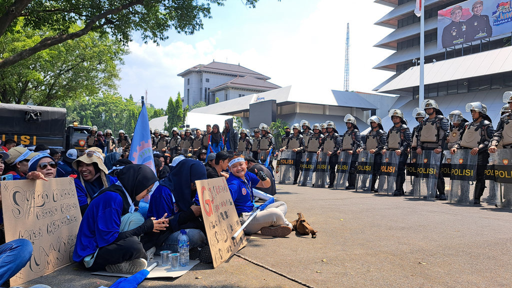 Ratusan buruh pecatan Sritex menggelar aksi unjuk rasa di depan kantor Gubernur Jawa Tengah, Rabu (24/9/2025). Mereka mendesak gubernur turun tangan membantu masalah buruh yang tak kunjung dapat pesangon. Tirto.id/Baihaqi Annizar Aksi Buruh Pecatan Sritex