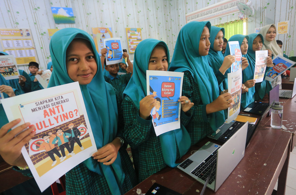 Sejumlah siswa memperlihatkan poster anti perundungan (bullying) saat kampanye pencegahan perundungan di Madrasah Tsanawiyah Swasta (MtsS) Harapan Bangsa (HBS) Desa Kuta Padang, Johan Pahlawan, Aceh Barat, Aceh, Rabu (24/9/2025). Kampanye pencegahan perundungan yang diselenggarakan beberapa sekolah di Kabupaten Aceh Barat tersebut untuk meningkatkan kesadaran tentang berbagai bentuk perundungan yang bersifat verbal, sosial dan fisik sekaligus mengajak pelajar untuk melawan perundungan dan menciptakan lingkungan sekolah yang aman, adil, saling menghormati dan menghargai antarsesama. ANTARA FOTO/Syifa Yulinnas/nym. Kampanye pencegahan perundungan di lingkungan sekolah