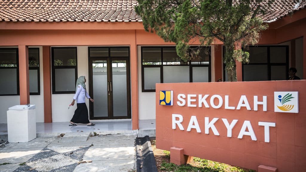 Seorang guru berjalan di selasar Sekolah Rakyat, kompleks Balai Besar Pelatihan Vokasi dan Produktivitas (BBPVP) Semarang, Jawa Tengah, Rabu (24/9/2025). Dinas Sosial Kota Semarang menyebutkan bahwa Sekolah Rakyat tersebut akan mulai beroperasi pada akhir September 2025 dan untuk sementara menempati gedung milik BBPVP Semarang dengan jumlah peserta didik sebanyak 100 siswa. ANTARA FOTO/Aprillio Akbar/tom. Persiapan Sekolah Rakyat di Semarang
