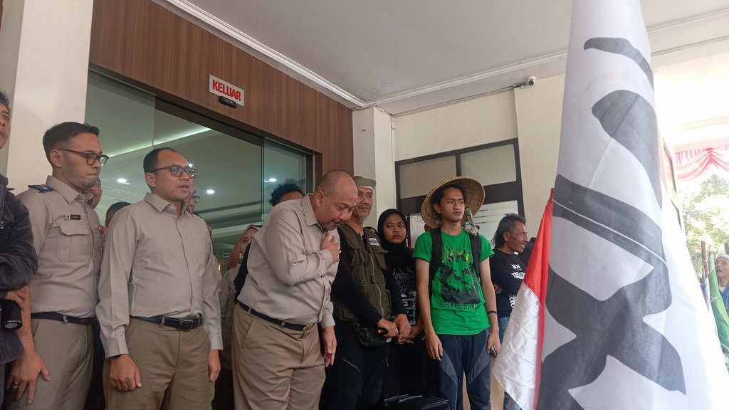 Kepala Kantor Wilayah ATR/BPN Jabar, Yuniar Hikmat Ginanjar saat menghadapi massa aksi peringatan Hari Tani di depan kantornya, Rabu (24/9/2025). tirto.id/Amad NZ. Yuniar Hikmat Ginanjar