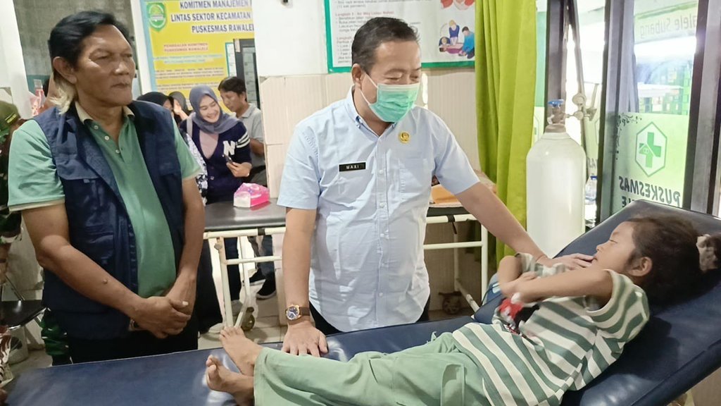 Kadinkes Subang dr Maxi saat menjenguk anak yang mengalami keracunan di Puskesmas Rwawalele Kecamatan Dawuan Subang. Subang Info / Ahya Nurdin Kercunan MBG Subang