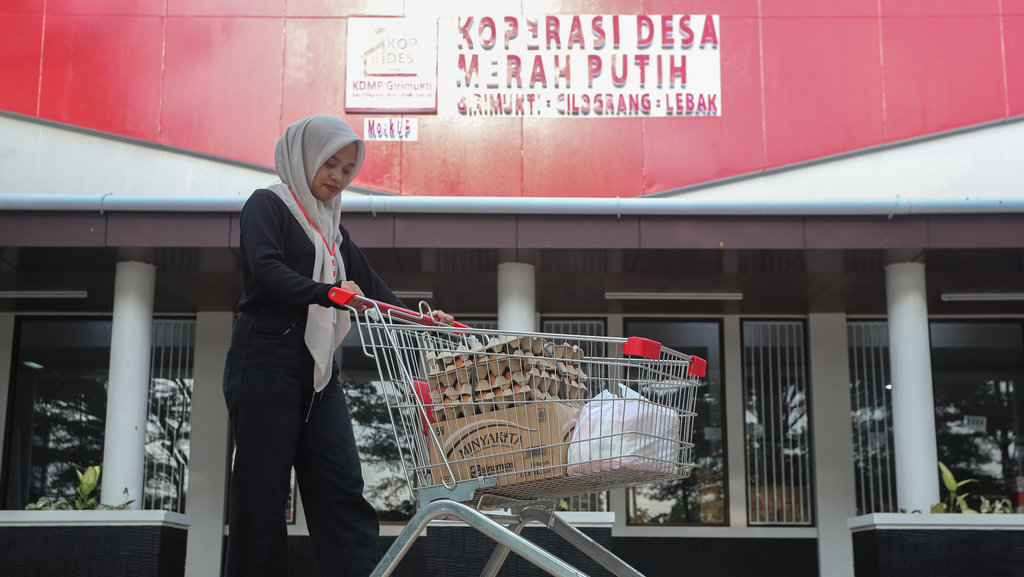 Pramuniaga mengantarkan barang kebutuhan pokok milik pembeli di Koperasi Desa Merah Putih (KDMP) Girimukti, Kabupaten Lebak, Banten, Rabu (24/9/2025). ANTARA FOTO/Angga Budhiyanto/nym. Potensi serapan tenaga kerja Koperasi Merah Putih tahun 2025