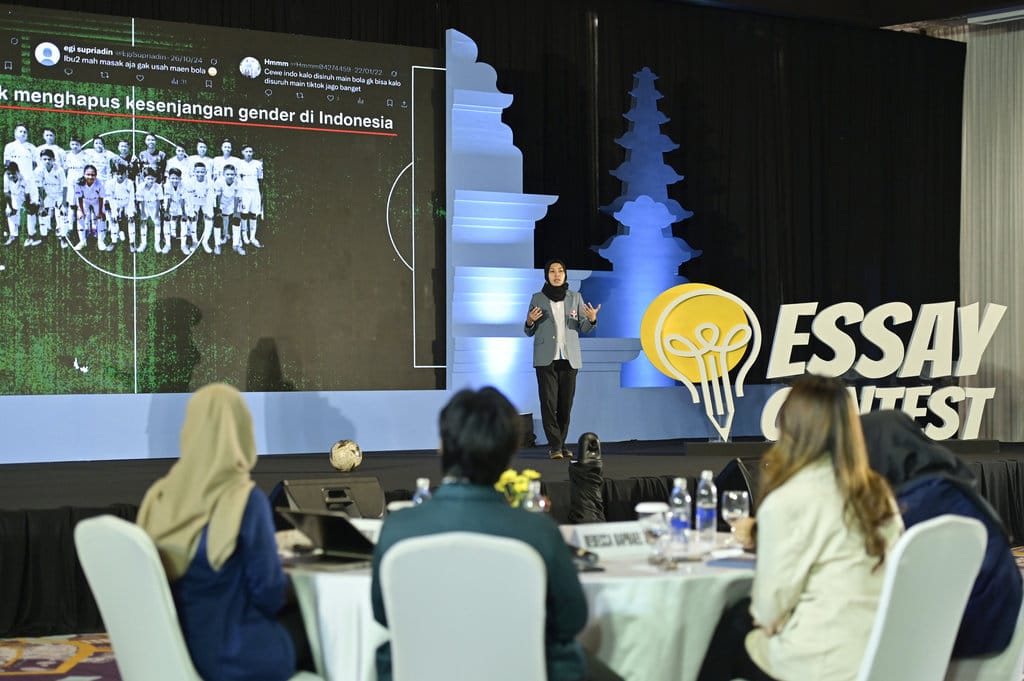 Finalis Zahra Naqiyyah Primadi saat melakukan presentasi di Essay Contest Beswan Djarum 2024/2025. FOTO/dok.Bakti Djarum Foundation Body artikel Bakti Djarum Foundation 8