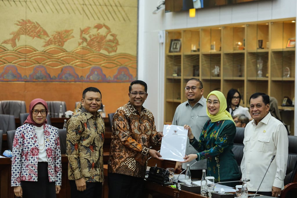 Menteri Hukum Supratman Andi Agtas (ketiga kiri) didampingi Menteri PAN RB Rini Widyantini (kiri), Wakil Menteri Sekretariat Negara Bambang Eko Suhariyanto (kedua kiri) menyerahkan pendapat akhir kepada Ketua Komisi VI DPR Anggia Erma Rini (kedua kanan), Wakil Ketua Komisi VI DPR Andre Rosiade (ketiga kanan), dan Nurdin Halid (kanan) saat rapat kerja di Kompleks Parlemen, Senayan, Jakarta, Jumat (26/9/2025). ANTARA FOTO/Asprilla Dwi Adha/bar Raker keputusan terhadap RUU perubahan keempat UU BUMN