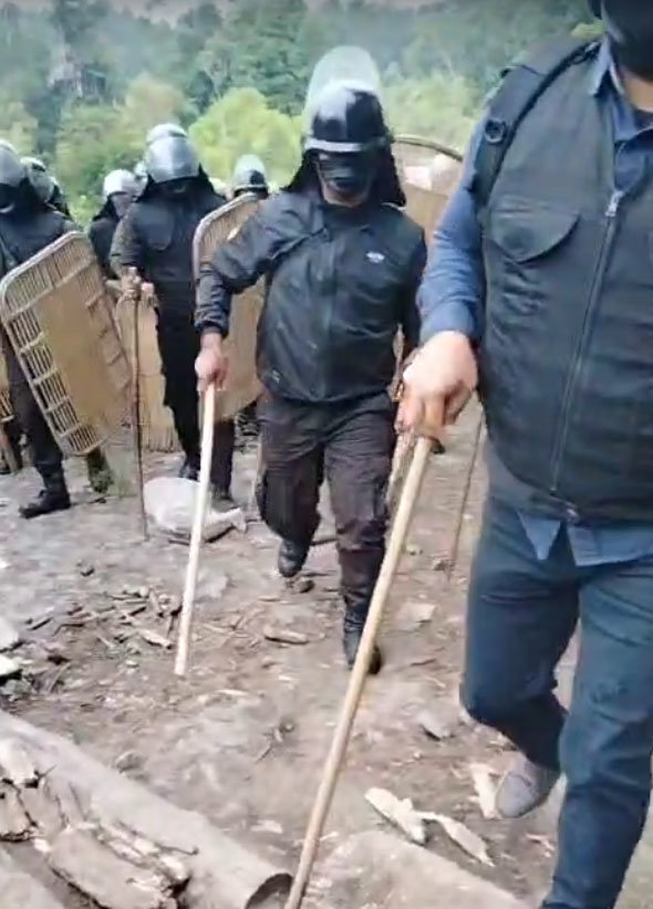 Tangkapan layar video situasi bentrokan antara masyarakat adat Sihaporas dan PT TPL di Buttu Pangaturan, Nagori Sihaporas, Kecamatan Pematang Sidamanik, Kabupaten Simalungun, Provinsi Sumatera Utara, Senin (22/9/2025). Foto/AMAN Tano Batak Bentrok Sihaporas dan PT TPL