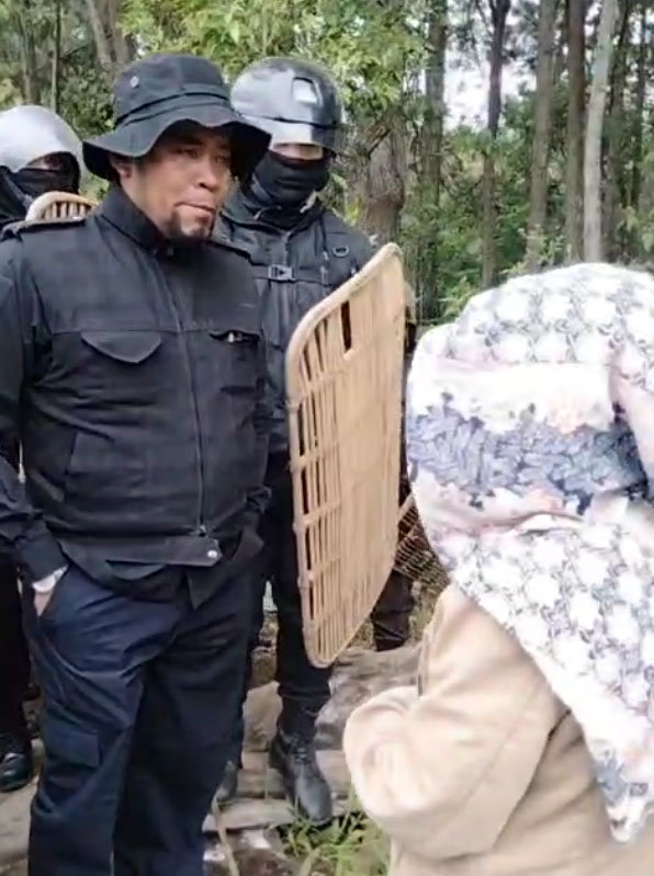 Tangkapan layar video situasi bentrokan antara masyarakat adat Sihaporas dan PT TPL di Buttu Pangaturan, Nagori Sihaporas, Kecamatan Pematang Sidamanik, Kabupaten Simalungun, Provinsi Sumatera Utara, Senin (22/9/2025). Foto/AMAN Tano Batak Bentrok Sihaporas dan PT TPL