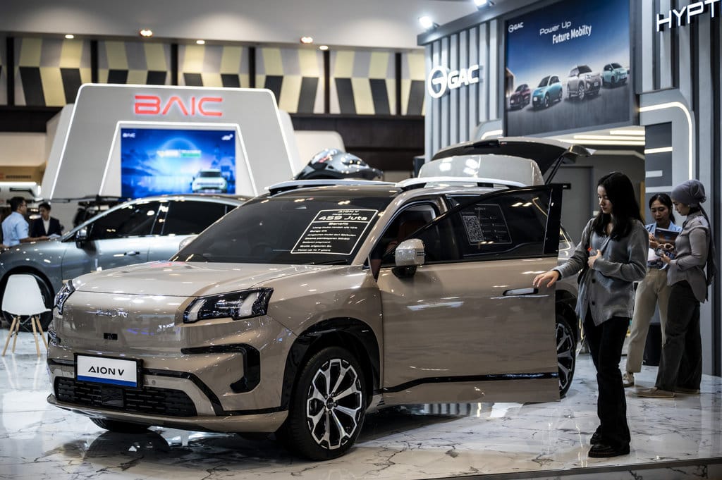 Pengunjung melihat mobil listrik yang dipajang dalam pameran otomotif Gaikindo Indonesia International Auto Show (GIIAS) Semarang di Muladi Dome UNDIP, Semarang, Jawa Tengah, Minggu (28/9/2025). ANTARA FOTO/Aprillio Akbar/nym. Penjualan mobil listrik nasional meningkat