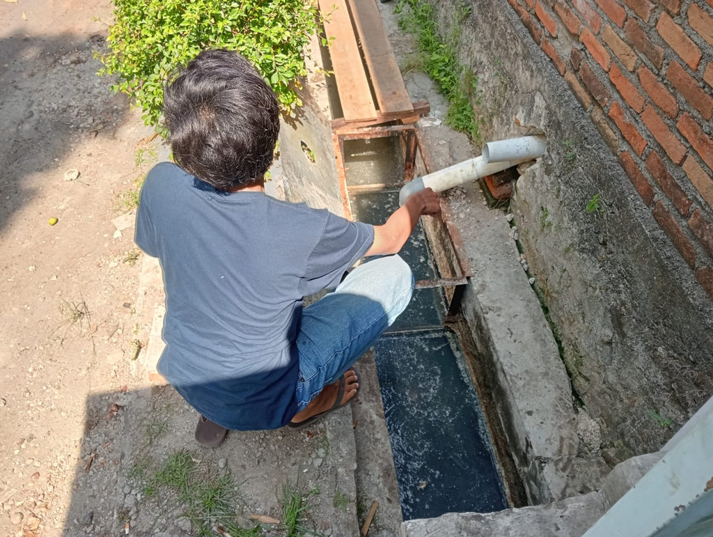 Kondisi saluran air warga disamping SPPG Harjamukti yang terkontaminasi limbah makanan, Sabtu (27/9/2025). (Foto: Cirebon Banget/Wibawa) Limbah SPPG di Cirebon