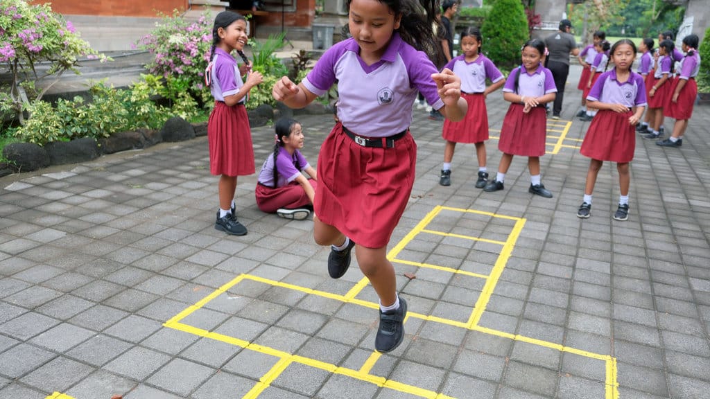 Siswa SD bermain dengkleng saat edukasi permainan tradisional di Museum Bali, Denpasar, Bali, Selasa (30/9/2025). Edukasi permainan tradisional yang digelar 29 September hingga 15 Oktober 2025 tersebut diikuti ratusan siswa SD secara bergiliran untuk memperkenalkan permainan tradisional yang tergeser pengaruh teknologi terutama gawai dan sebagai upaya melestarikan budaya daerah. ANTARA FOTO/Nyoman Hendra Wibowo/rwa. Edukasi permainan tradisional di Museum Bali