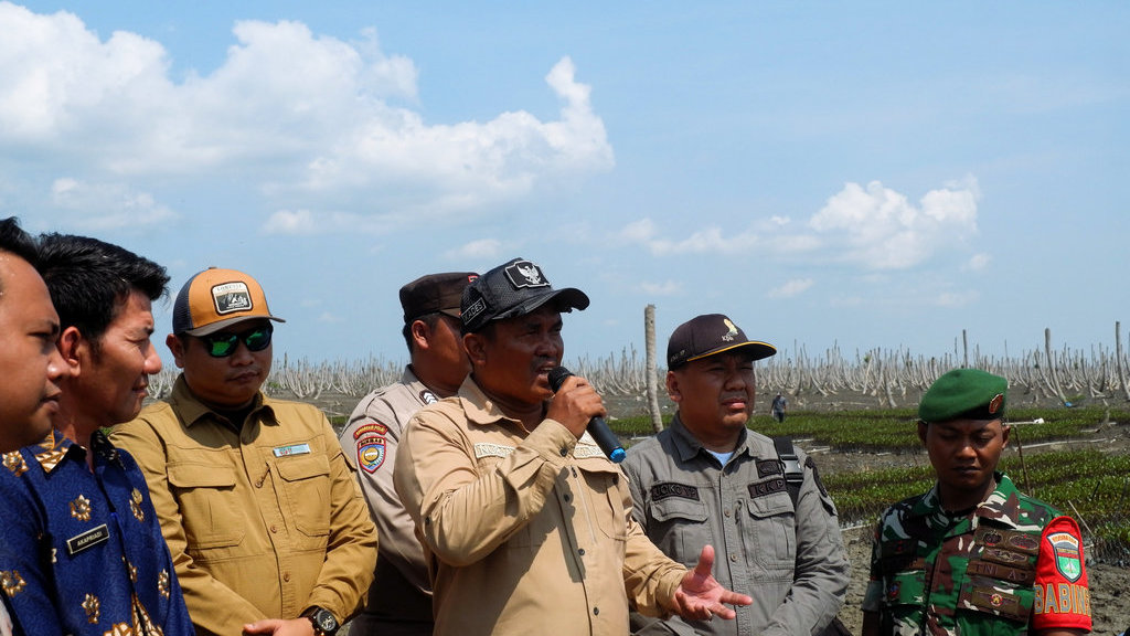 Nurjaya, Kepala Desa Kuala Selat ketika menggambarkan kondisi lahan kelapa di Desa Kuala Selat yang rusak akibat jebolnya tanggul air laut. FOTO/dok.Mangroves for Coastal Resilience Body artikel M4CR 1