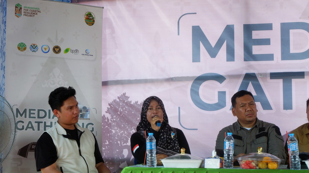 Nur Rizawati, tokoh perempuan KTH (Kelompok Tani Hutan) Mekar Bersama di Kuala Selat. FOTO/dok.Mangroves for Coastal Resilience Body artikel M4CR 1