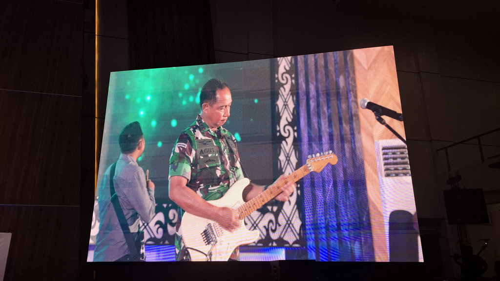 Panglima TNI, Jenderal TNI Agus Subiyanto, menampilkan pertunjukan band bersama dengan vokalis grup musik Jamrud, Krisyanto, di Markas Besar (Mabes) TNI Cilangkap, Jakarta Timur, Rabu (1/10/2025). pertunjukan band Agus Subiyanto bersama Krisyanto