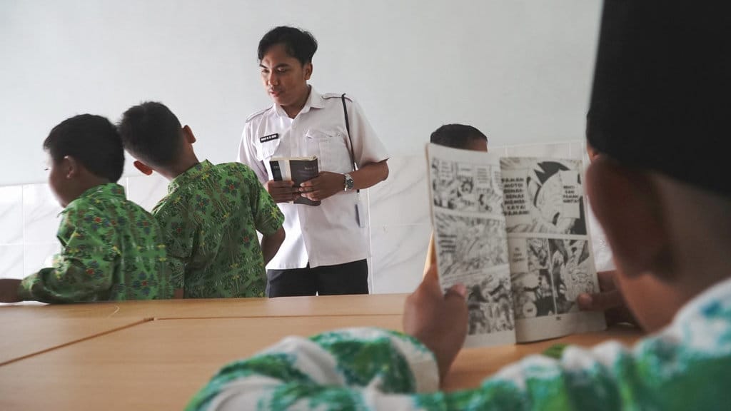 Guru mengasuh siswa saat mengikuti kegiatan Masa Pengenalan Lingkungan Sekolah (MPLS) pada hari pertama operasional Sekolah Rakyat Terintegrasi (SRT) Trenggalek, Jawa Timur, Rabu (1/10/2025).ANTARA FOTO/Destyan Sujarwoko/nym. Hari pertama Sekolah Rakyat Trenggalek
