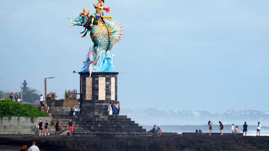 Wisatawan mancanegara menikmati suasana di dekat patung gajah mina, Pantai Pererenan, Badung, Bali, Rabu (1/10/2025). Kantor Wilayah Direktorat Jenderal Pajak (DJP) Bali mencatat sektor pariwisata mendongkrak realisasi penerimaan pajak di Pulau Dewata pada Agustus 2025 mencapai Rp10,27 triliun atau tumbuh 9,97 persen dibandingkan periode sama di tahun lalu yakni sebesar Rp9,34 triliun, seiring dengan jumlah kedatangan wisatawan mancanegara selama Januari-Agustus 2025 mencapai 4,8 juta orang atau naik 12,4 persen dibandingkan periode sama di tahun 2024. ANTARA FOTO/Nyoman Hendra Wibowo/tom. Pariwisata dongrak realisasi pajak di Bali