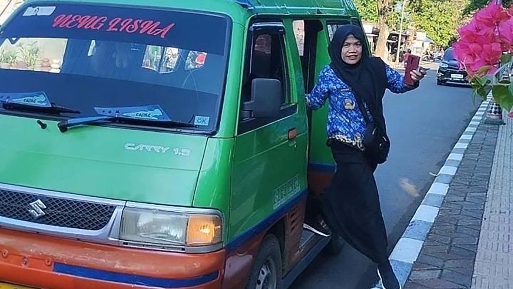 ASN di Lingkungan Setda Pemkab Subang turun dari angkutan kota didepan gerbang Kantor Bupati Subang. Subang Info / Ahya Nurdin ASN Setda Pemkab Subang
