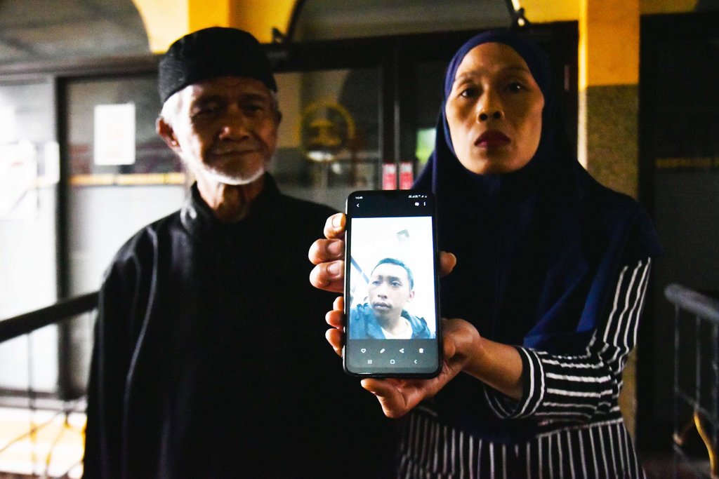 Pihak keluarga memperlihatkan kondisi terkini korban salah tangkap, Very Kurnia kepada awak media di Balai warga RW 05 Cihampelas, Kota Bandung, Senin (29/9/2025). tirto.id/Amad NZ. Pertemuan Keluarga Very Kurniawan