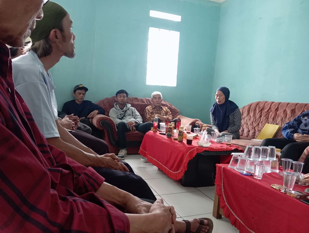 Acara pertemuan keluarga korban salah tangkap, Very Kurnia, di Balai warga RW 05 Cihampelas, Kota Bandung, pada Senin (29/9/2025). Pihak keluarga menjelaskan pendampingan hukum dan dampak kejadian yang dialami korban. tirto.id/Amad NZ. Pertemuan Keluarga Very Kurniawan