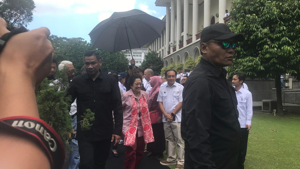 Presiden ke-5, Megawati Soekarnoputri menanam pohon pohon bodhi di sekitar halaman balairung UGM. tirto.id/ Abdul Haris Megawati Soekarnoputri menanam pohon