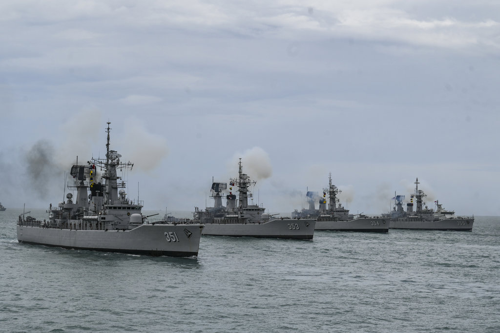 (dari kiri ke kanan) KRI Ahmad Yani (351), KRI Yos Sudarso (353), KRI Oswald Siahaan (354) dan KRI Abdul Halim Perdanakusuma (355) mengikuti Sailing Pass di perairaan Teluk Jakarta, Kamis (2/10/2025). ANTARA FOTO/Hafidz Mubarak A/agr Sailing Pass HUT TNI
