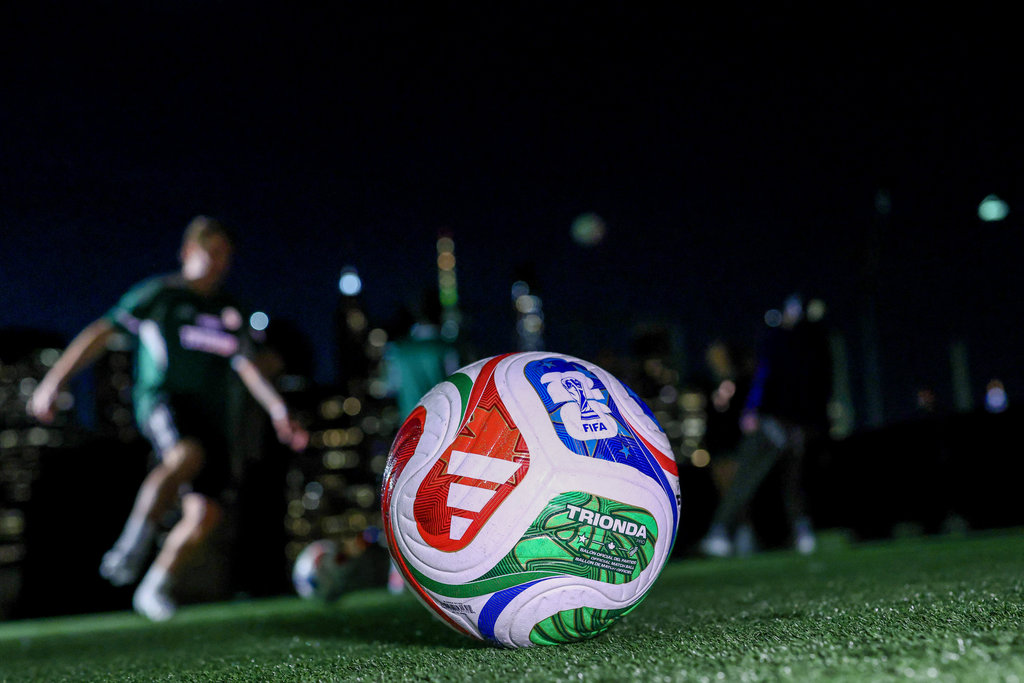 Bola pertandingan Piala Dunia Pria FIFA 2026 bernama Trionda ditampilkan saat peluncurannya di New York pada 2 Oktober 2025. Piala Dunia Pria FIFA 2026 dijadwalkan berlangsung antara Juni dan Juli 2026, dengan pertandingan diselenggarakan di Meksiko, Kanada, dan AS. (Foto oleh CHARLY TRIBALLEAU / AFP) TRIONDA Bola Resmi Piala Dunia 2026