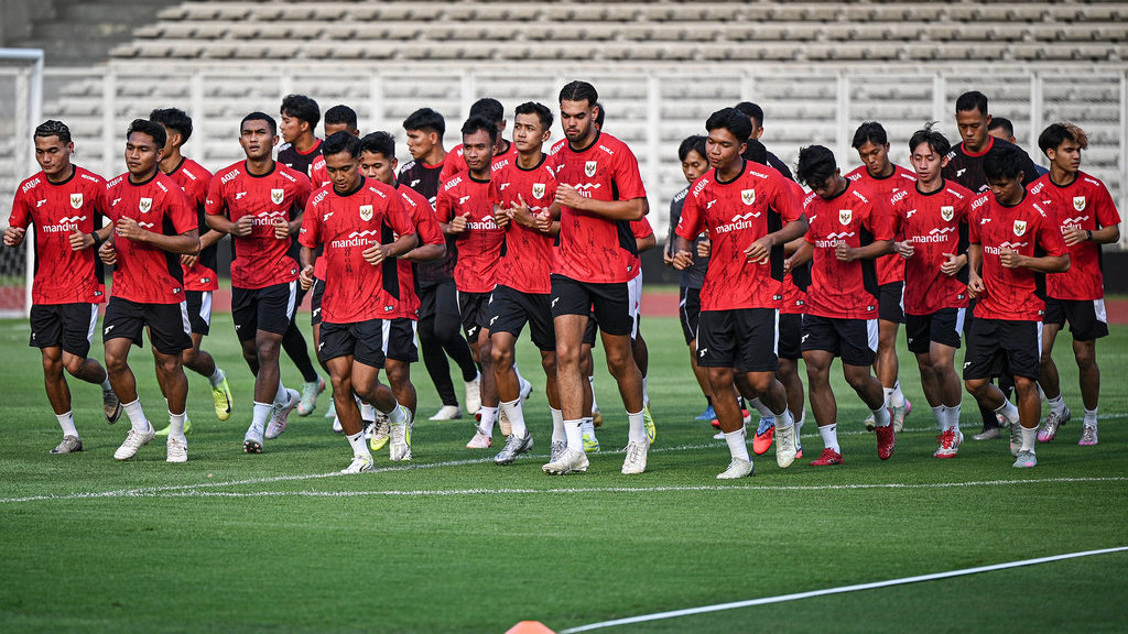 Sejumlah pesepak bola Timnas Indonesia U-23 melakukan pemanasan saat sesi latihan di Stadion Madya, Kompleks GBK, Senayan, Jakarta, Jumat (3/10/2025). Latihan tersebut sebagai persiapan untuk berlaga pada SEA Games 2025 yang berlangsung di Thailand pada 9-20 Desember 2025. ANTARA FOTO/Fauzan/sgd Latihan perdana Timnas U-23 jelang SEA Games 2025