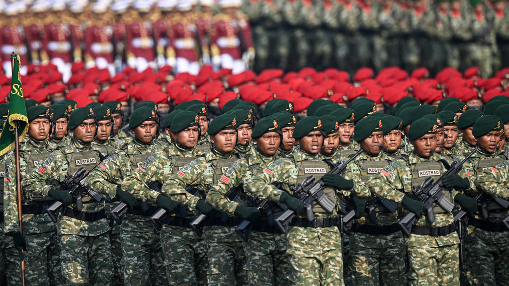 Sejumlah prajurit TNI gabungan memegang sebnjata saat mengikuti upacara peringatan Hari Ulang Tahun (HUT) ke-80 Tentara Nasional Indonesia (TNI) di Monas, Jakarta, Minggu (5/10/2025). ANTARA FOTO/Fauzan/nym. Peringatan HUT ke-80 TNI