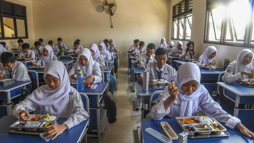Siswa makan program Makan Bergizi Gratis (MBG) di SMP Negeri 13 Depok, Jawa Barat, Senin (6/10/2025). ANTARA FOTO/Galih Pradipta/YU SPPG Cinere libatkan puskesmas pantau gizi