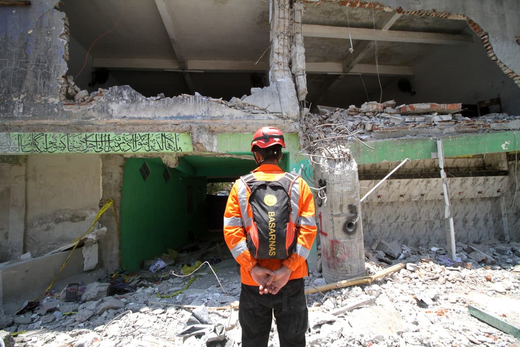 Anggota Basarnas membacakan doa untuk korban bangunan mushala di Pondok Pesantren (Ponpes) Al Khoziny di Kecamatan Buduran, Sidoarjo, Jawa Timur, Selasa (7/10/2025). Kepala Badan SAR Nasional (Kabasarnas), Marsekal Madya TNI Muhammad Syafie, secara resmi menyatakan operasi SAR di lokasi runtuhnya bangunan mushalla ditutup pada Selasa, 7 Oktober 2025 setelah sembilan hari penuh operasi tanpa henti dengan total 171 korban berhasil dievakuasi, terdiri dari 104 korban selamat dan 67 korban meninggal dunia. ANTARA FOTO/Umarul Faruq/nz Penutupan operasi SAR mushalla ambruk di Ponpes Al Khoziny