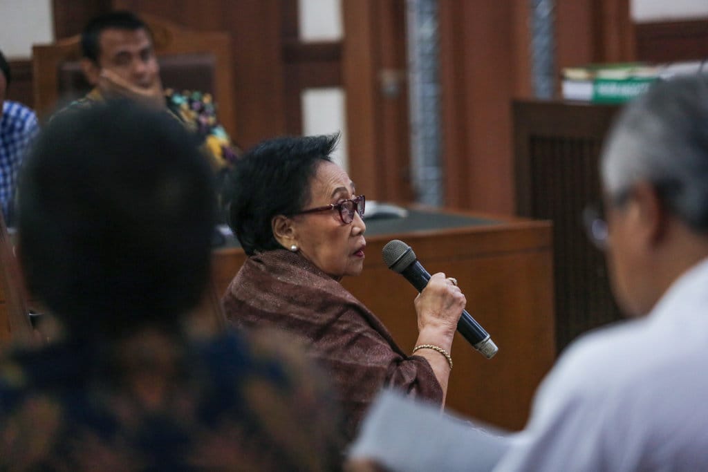 Guru Besar Hukum Agraria Fakultas Hukum Universitas Gadjah Mada Maria Sumardjono (tengah) menyampaikan keterangan sebagai Ahli pada sidang gugatan PT Indobuildco terhadap Kementerian Sekretariat Negara dan PPKGBK tarkait sengketa tanah Hotel Sultan di Pengadilan Negeri Jakarta Pusat, Jakarta, Selasa (7/10/2025). Sidang tersebut beragendakan mendengarkan keterangan Ahli Guru Besar Hukum Agraria Fakultas Hukum Universitas Gadjah Mada Maria Sumardjono yang diajukan oleh Kementerian Sekretariat Negara dan PPKGBK. ANTARA FOTO/Asprilla Dwi Adha/nz Sidang sengketa tanah Hotel Sultan