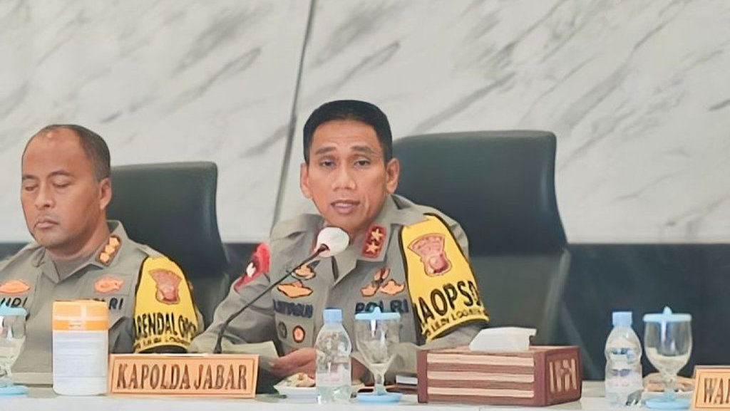 Kapolda Jabar Irjen Akhmad Wiyagus (kanan) saat memberikan keterangan kepada awak media di Polrestabes Bandung, Kota Bandung, Jawa Barat, Jumat (29/12). ANTARA/HO-Polda Jabar. Irjen Pol Akhmad Wiyagus