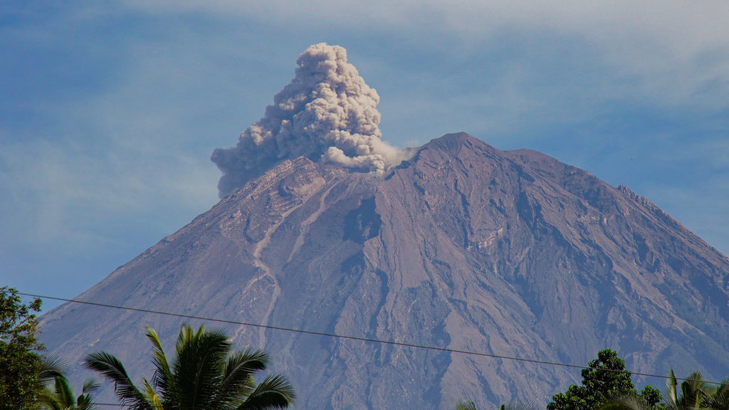 Update Gunung Lewotobi Laki-laki, Semeru, & Ibu Meletus Hari Ini