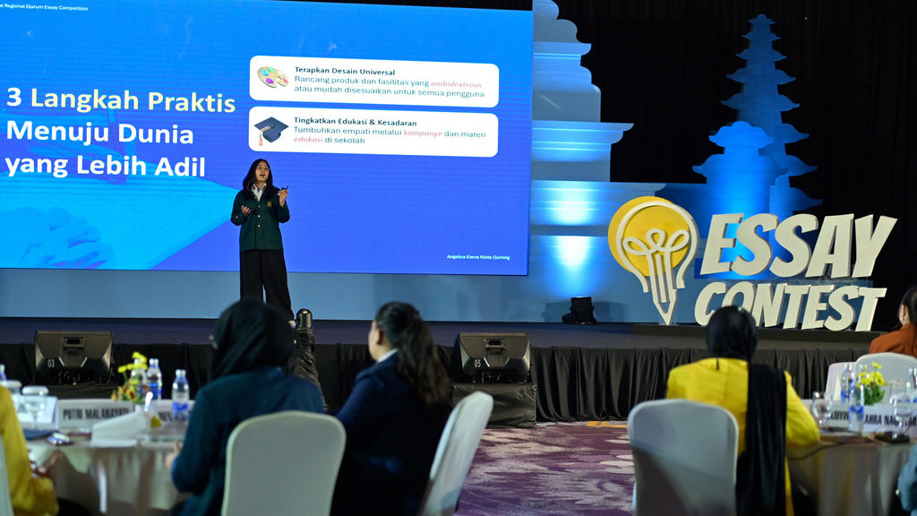 Finalis Angelica Kierra Ninta Gurning saat melakukan presentasi di Essay Contest Beswan Djarum 2024/2025. (FOTO/dok. Bakti Djarum Foundation) Body Artikel Bakti Djarum Foundation 10