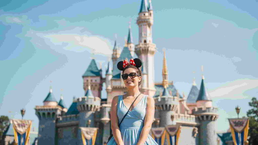 Hasil Generator, Foto di Disneyland & Disney World. FOTO/Gemini AI Foto di Disneyland dan Disney World