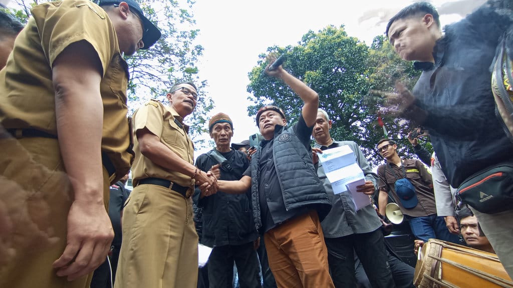 Aliansi Bandung Melawan yang terdiri dari mahasiswa, aktivis lingkungan dan massa yang terdampak penutupan operasional Bandung Zoo, saat melakukan aksi unjuk rasa di sekitar Balaikota Bandung, Jl. Aceh, Kota Bandung, pada Senin (13/10/2025). tirto.id/Amad NZ. Aksi Aliansi Bandung Melawan