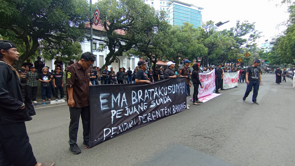 Aliansi Bandung Melawan yang terdiri dari mahasiswa, aktivis lingkungan dan massa yang terdampak penutupan operasional Bandung Zoo, saat melakukan aksi unjuk rasa di sekitar Balaikota Bandung, Jl. Aceh, Kota Bandung, pada Senin (13/10/2025). tirto.id/Amad NZ. Aksi Aliansi Bandung Melawan