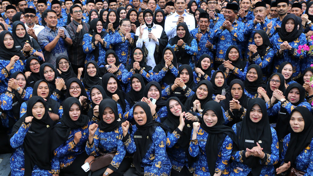 Wali Kota Banda Aceh Illiza Sa’aduddin Djamal (tengah) bersama Pegawai Pemerintah dengan Perjanjian Kerja (PPPK) pemerintah daerah usai penyerahkan surat keputusan pengangkatan di halaman Balai Kota, Banda Aceh, Aceh, Rabu (15/10/2025).ANTARA FOTO/Irwansyah Putra/bar Penyerahan surat keputusan PPPK Banda Aceh