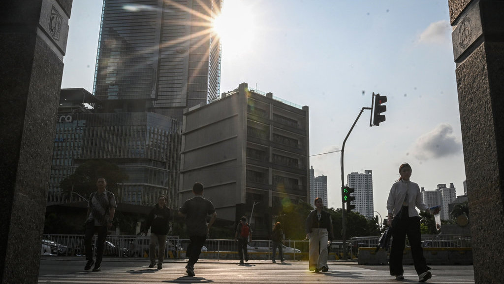 Warga menyeberang jalan di tengah cuaca terik di Jalan Jenderal Sudirman, Jakarta, Rabu (15/10/2025). Badan Meteorologi, Klimatologi, dan Geofisika (BMKG) mengungkap fenomena cuaca panas yang melanda sebagian besar wilayah Indonesia disebabkan posisi gerak semu matahari yang pada Oktober berada di selatan ekuator dengan suhu maksimal 36,7 derajat celsius, dan diprakirakan akan terjadi hingga November 2025. ANTARA FOTO/Sulthony Hasanuddin/rwa. Fenomena cuaca panas diprakirakan hingga November 2025