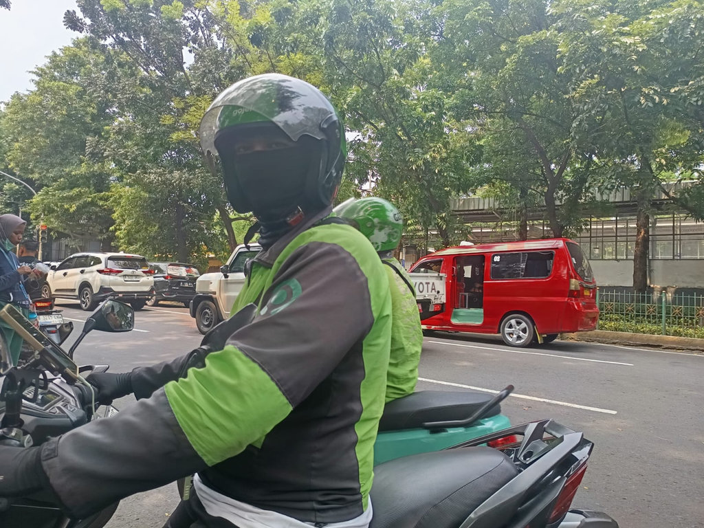 Raka, ojol yang saban hari mangkal di sekitaran Universitas Pancasila, Jakarta Selatan. tirto.id/Rohman Wibowo Newsplus Apa Musabab Kenaikan Suhu di Indonesia