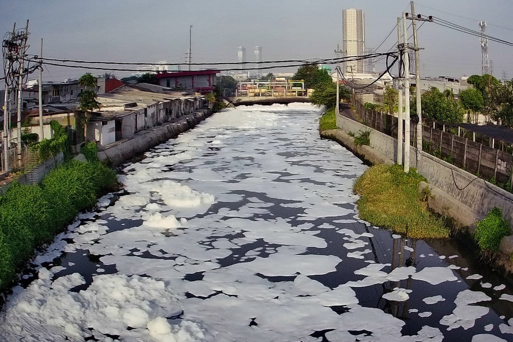Foto udara gumpalan busa putih mengapung di permukaan sungai di Kalisari Damen, Surabaya, Jawa Timur, Senin (20/10/2025). ANTARA FOTO/Didik Suhartono/YU Busa putih menyelimuti sungai di Surabaya