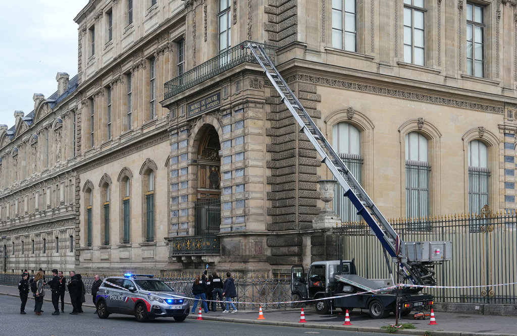 Petugas polisi Prancis berdiri di samping lift furnitur yang digunakan perampok untuk memasuki Museum Louvre, di Quai Francois Mitterrand, Paris, pada 19 Oktober 2025.FOTO/AFP Museum Louvre