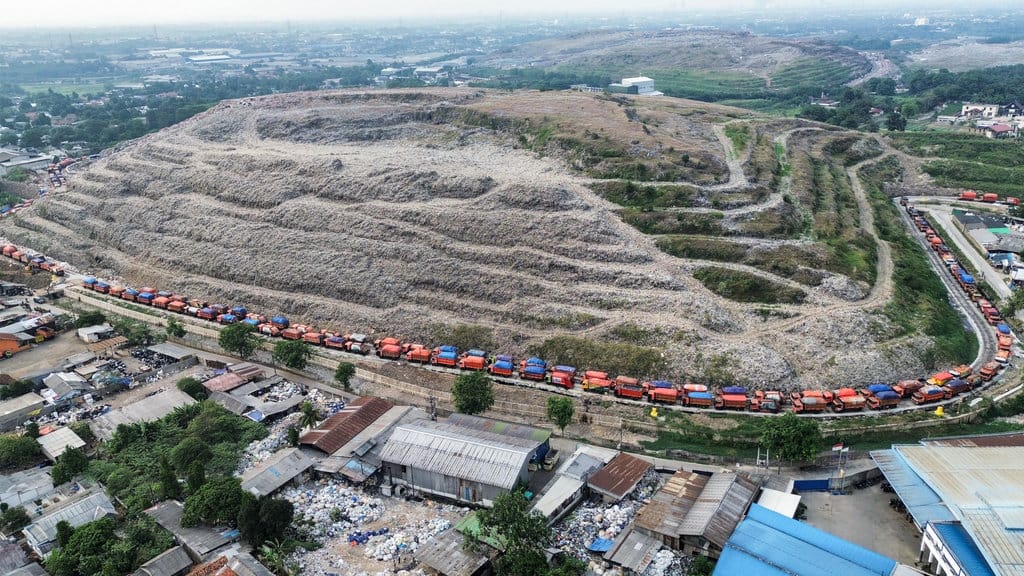 Foto udara antrean truk di Tempat Pengolahan Sampah Terpadu (TPST) Bantargebang, Bekasi Jawa Barat, Rabu (15/10/2025). ANTARA FOTO/Fakhri Hermansyah/rwa. Perpres tentang pengelolaan sampah menjadi energi terbarukan